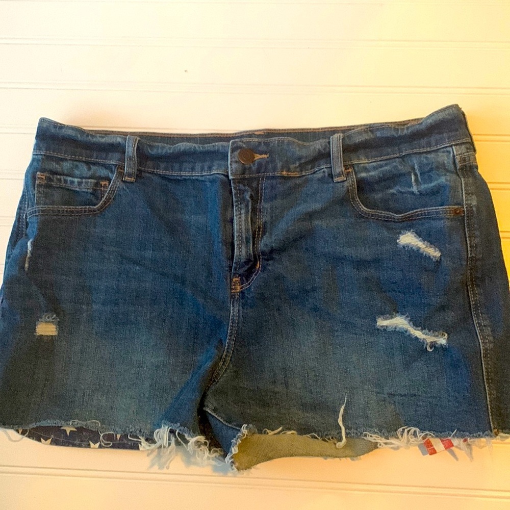 3/20🌟Old Navy boyfriend mid rise cut off jean shorts size 14